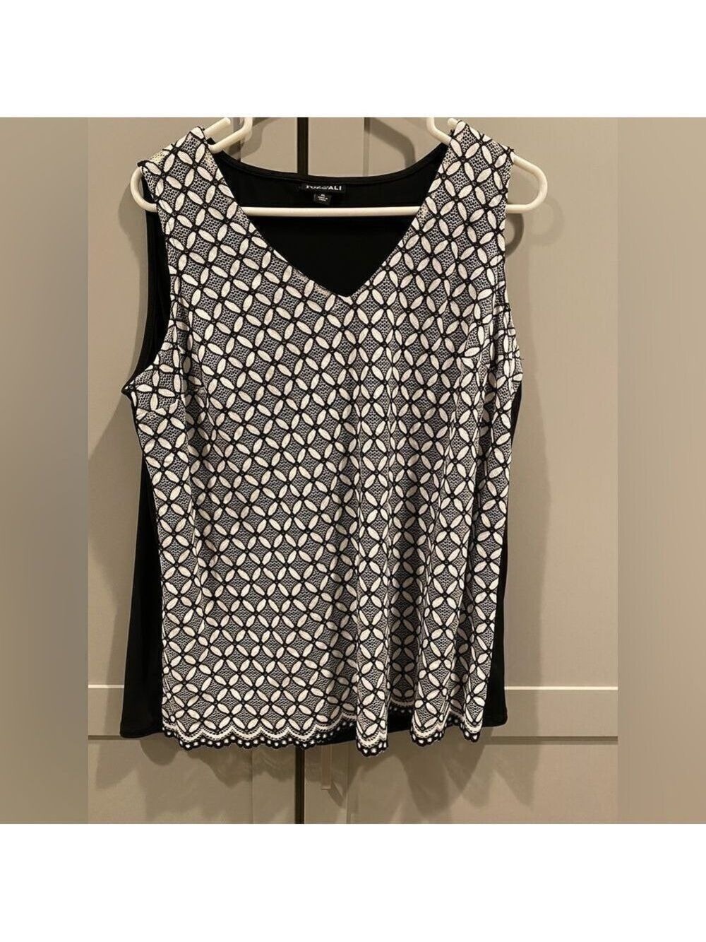 Sleeveless/ tank.